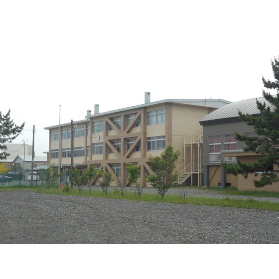中学校　登別市立鷲別中学校（中学校）まで2207m