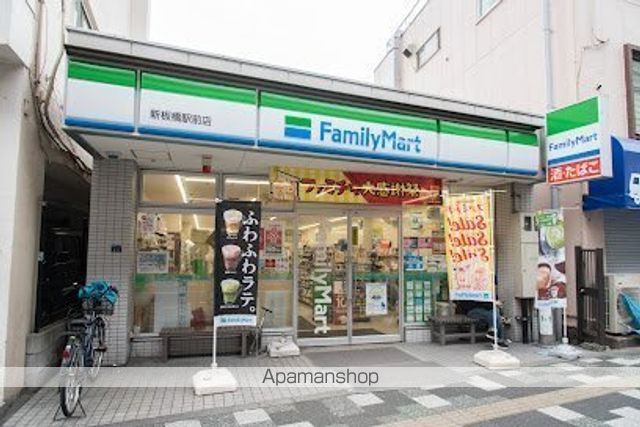 コンビニ　ファミリーマート新板橋駅前店（コンビニ）まで260m