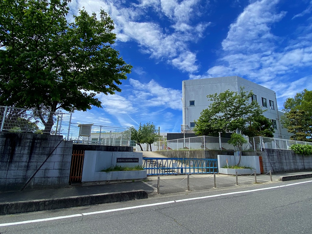 小学校　橿原市立小学校畝傍南小学校（小学校）まで225m