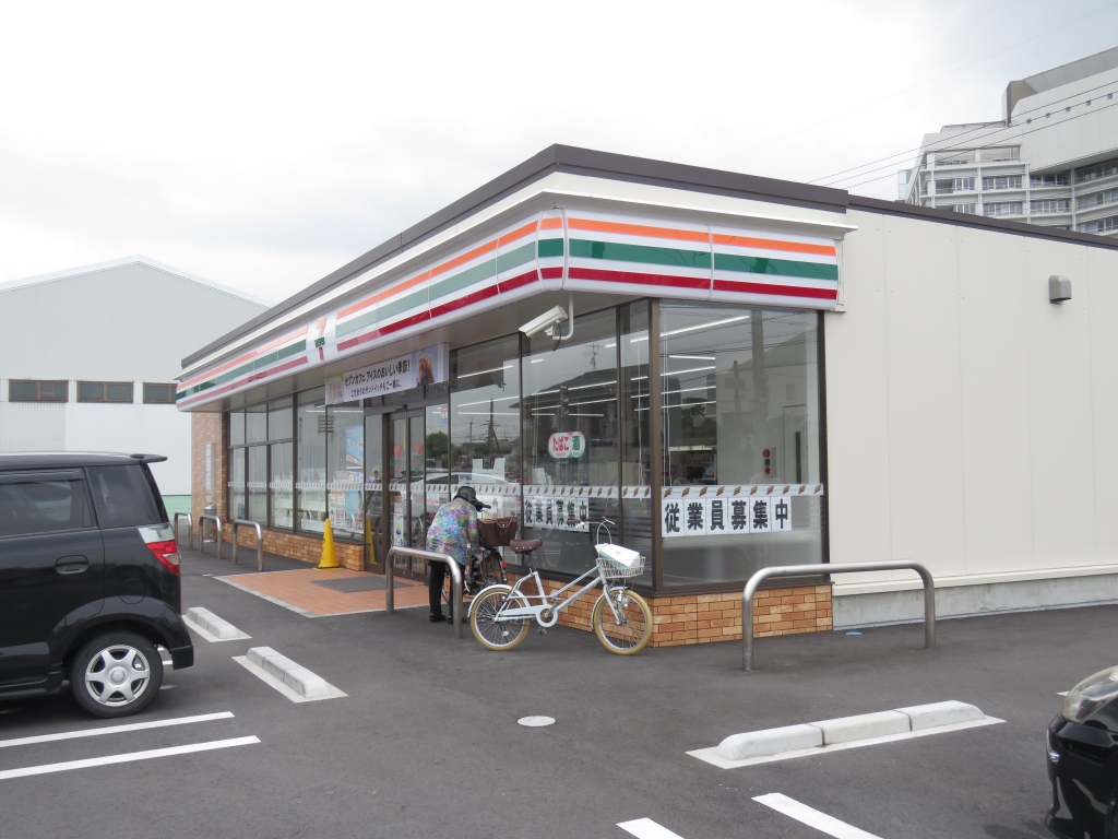 コンビニ　セブンイレブン（コンビニ）まで714m