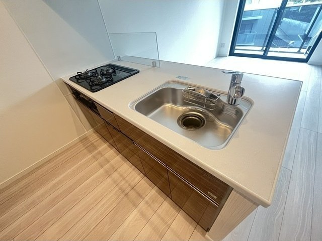 キッチン　※反転タイプのお部屋の写真を使用しています。
