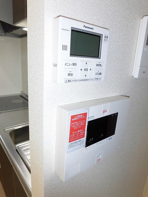 その他設備　給湯リモコンとセコム