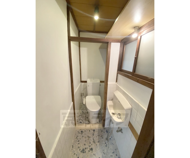 トイレ　洗浄機能付きトイレです。独立手洗い付きです。