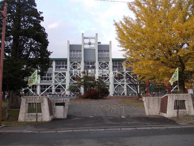 小学校　長沼町立長沼中央小学校（小学校）まで744m