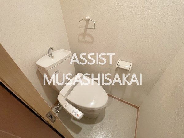 トイレ　写真：設備同仕様の別号室です