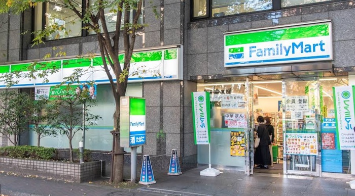 コンビニ　ファミリーマート（コンビニ）まで100m