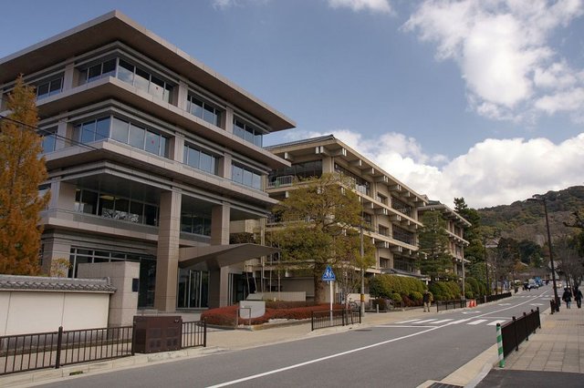 大学・短大　私立華頂短期大学（大学・短大）まで584m