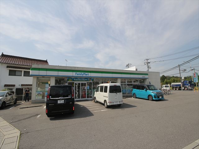 コンビニ　ファミリーマート西条西中郷店（コンビニ）まで883m