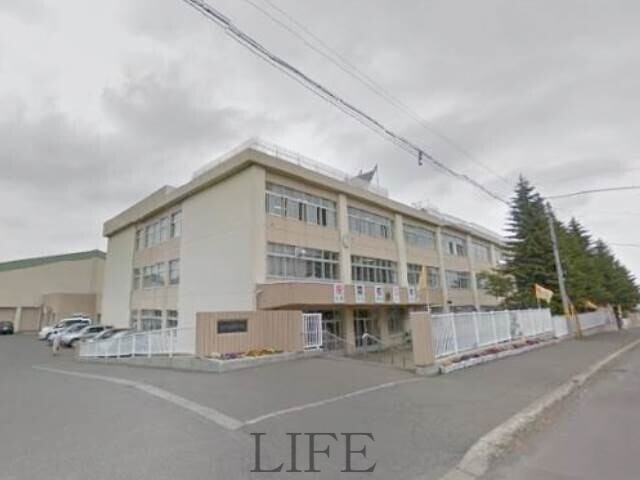 小学校　札幌市立西岡北小学校（小学校）まで872m