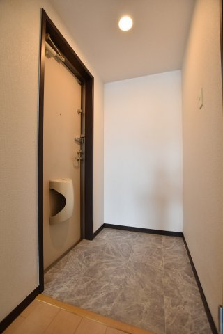 玄関　同物件、別物件の写真となります。ご参考までにご覧ください。