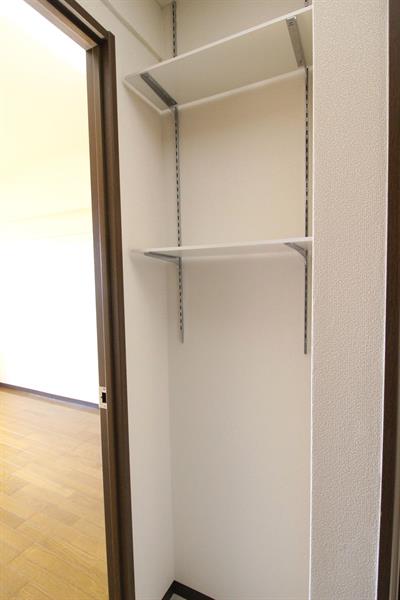 その他設備　キッチン後ろに飾り棚あり