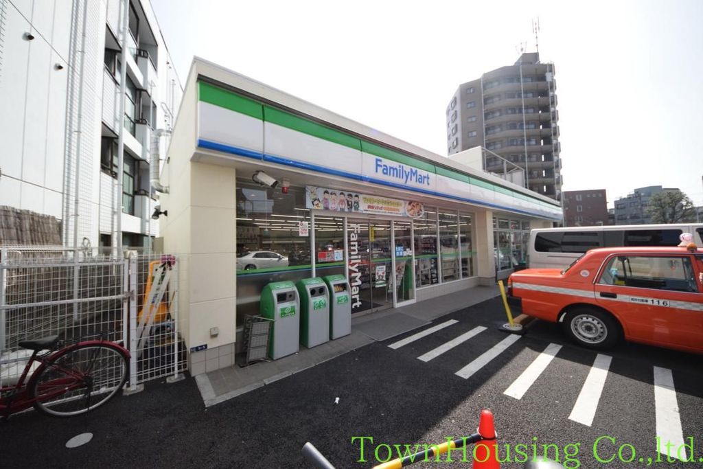 コンビニ　ファミリーマート（コンビニ）まで560m