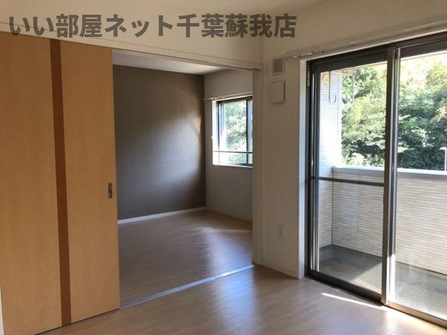 バルコニー　広々とした洋室です