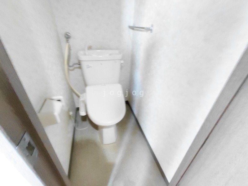 トイレ　嬉しい温水洗浄便座付きのトイレです。