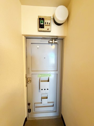 新井薬師ローヤルコーポの玄関写真