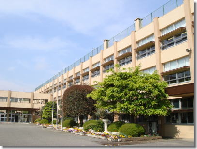 中学校　青梅市立第三中学校（中学校）まで942m