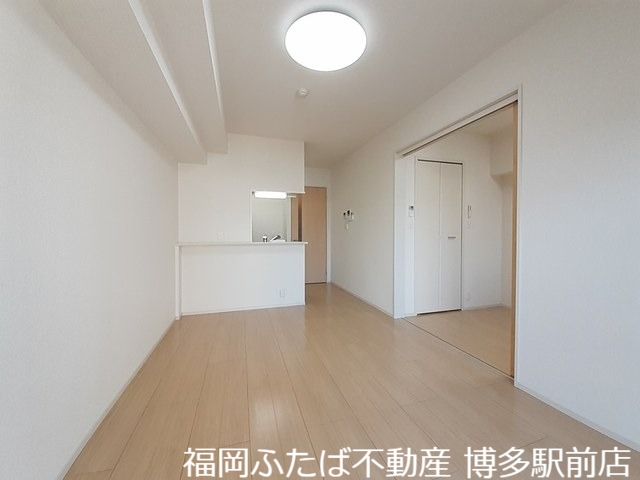 グランドクリーンヒット松田の居間写真