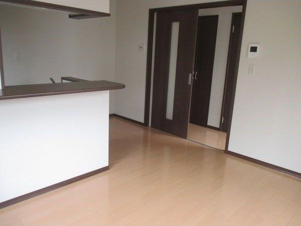 ＪＲ東北本線 東仙台駅 徒歩8分 2階建 築13年の居間写真