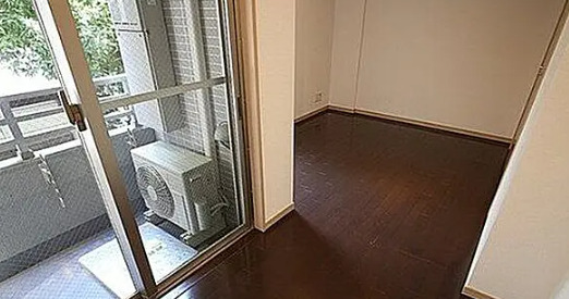 バルコニー　別部屋の画像を使用しております。