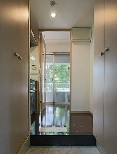 玄関　別部屋の画像を使用しております。