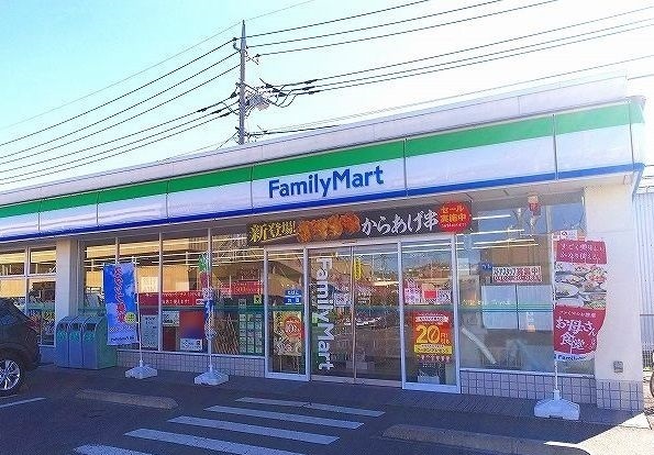 コンビニ　ファミリーマート（コンビニ）まで500m