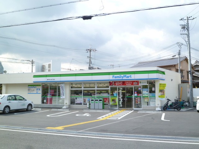 コンビニ　ファミリーマート（コンビニ）まで258m