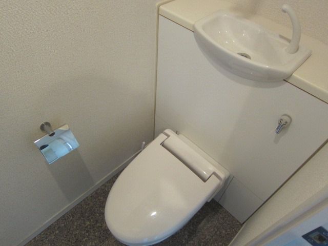 地下鉄御堂筋線 中津駅 徒歩7分 9階建 築22年のトイレ写真