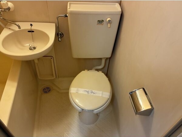 地下鉄名港線 東海通駅 徒歩4分 5階建 築39年のトイレ写真