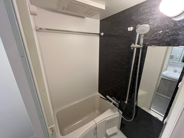 バス・シャワールーム　写真は、他部屋の反転間取りとなっております。