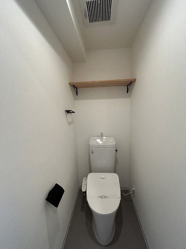 トイレ　落ち着いた色調のトイレです