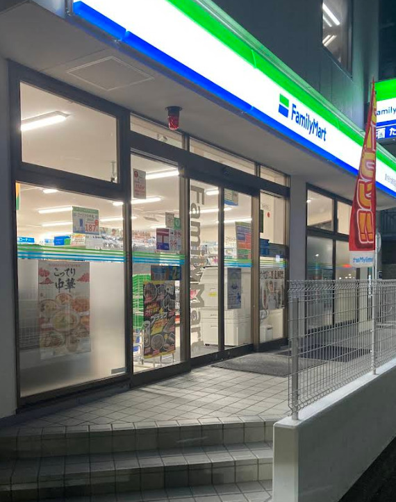 コンビニ　ファミリーマート 雪が谷大塚駅西店（コンビニ）まで171m