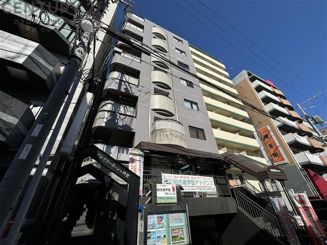 建物外観　エレベーター付きで重たい荷物も楽々♪