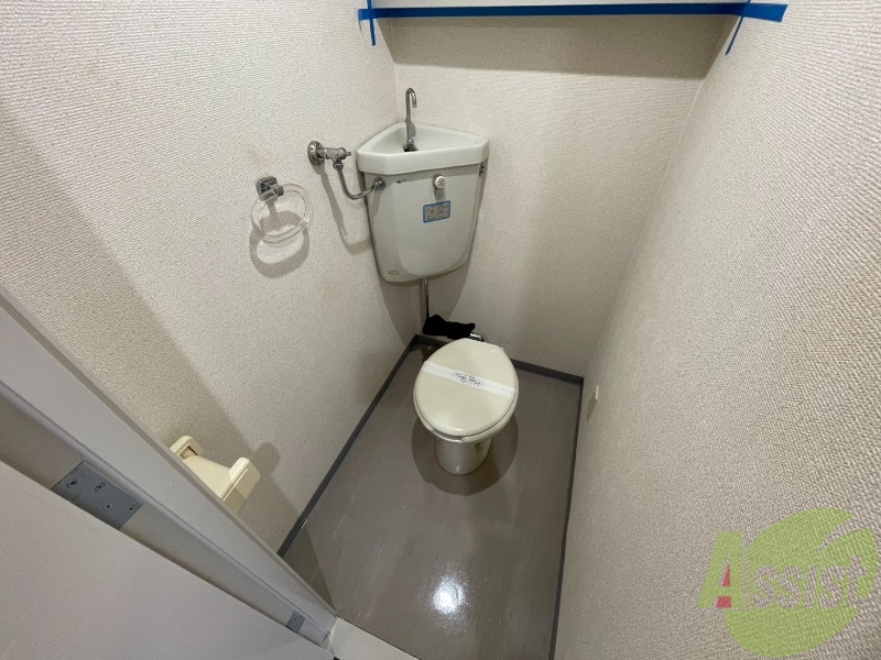 トイレ　トイレです。タオル掛けもついて便利ですね