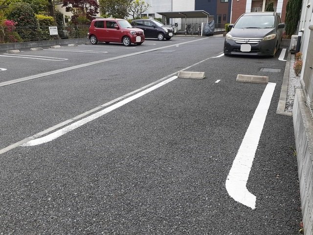 駐車場　駐車場があるので、車を買う予定の方も安心です
