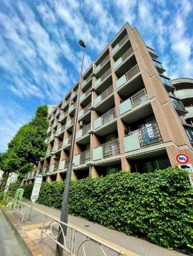 建物外観　鉄筋コンクリート造のがっちりとした建物。