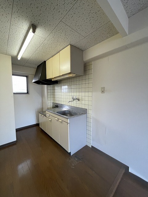 キッチン　※別室同じ間取りの写真。現況を優先します。