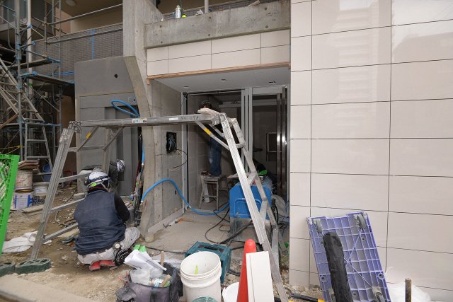 エントランス　工事中の写真です。現在は完成しています