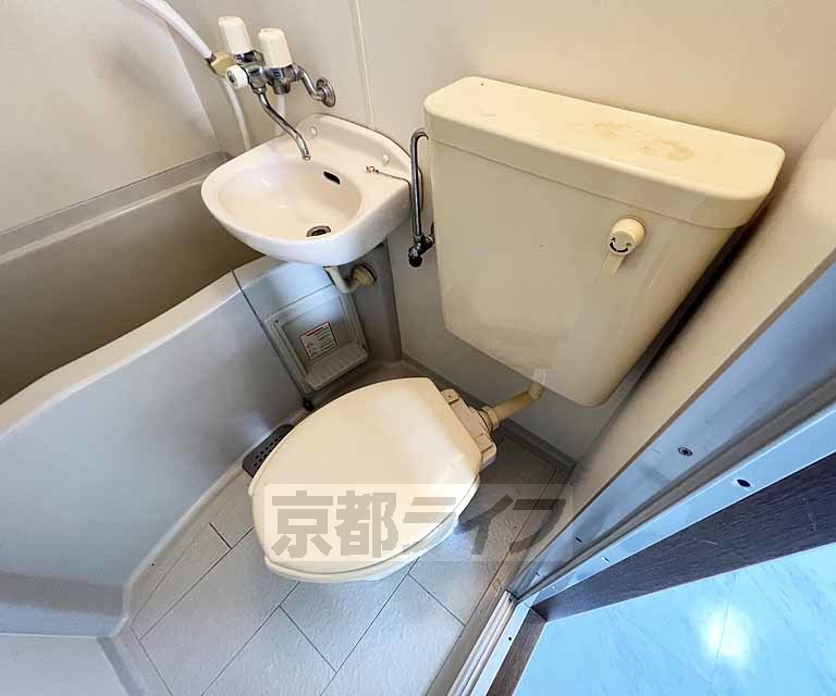 トイレ　ユニットバスでシンプルかつお手入れしやすいお風呂です。