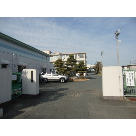中学校　浜松市立曳馬中学校（中学校）まで617m