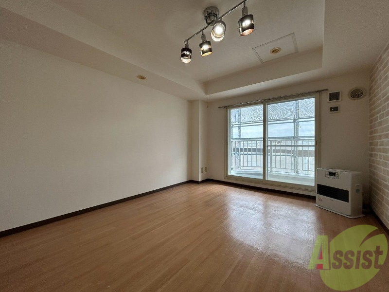 居室・リビング　木目のフローリングは落ち着きのある印象のお部屋になりますね。