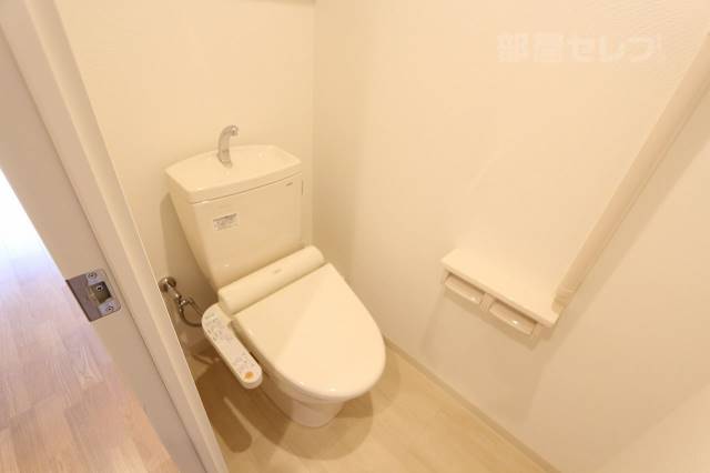 トイレ　温水洗浄便座が設備として備わります。