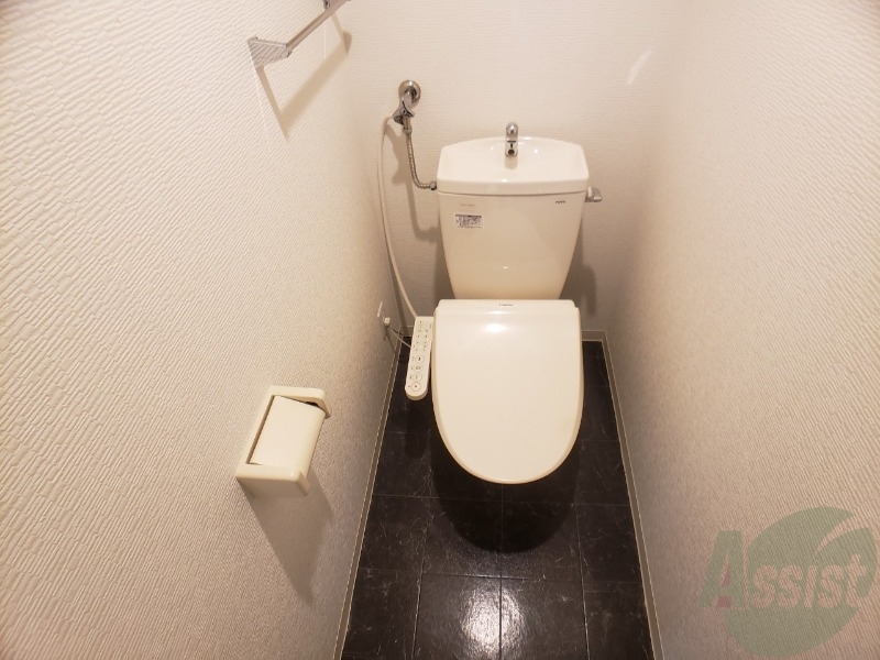 トイレ　ウォシュレット機能がついたトイレです。安心して使用できます。