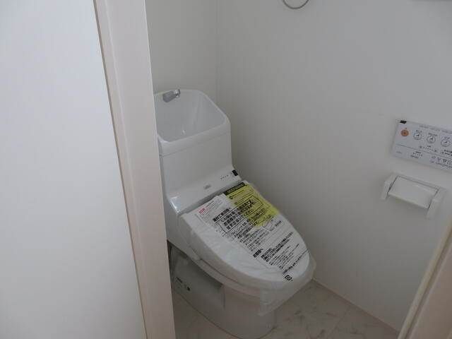 トイレ　落ち着いた色調のトイレです