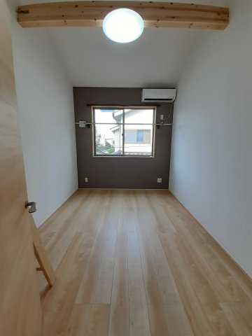 居室・リビング　落ち着いた色調の洋室です