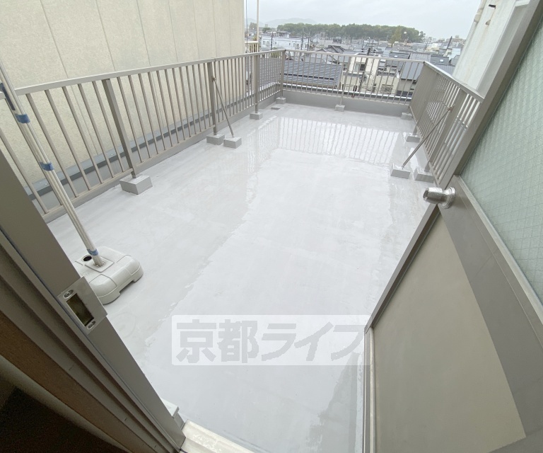 バルコニー　広々とした屋上バルコニです。南向きで日当たり良いです。