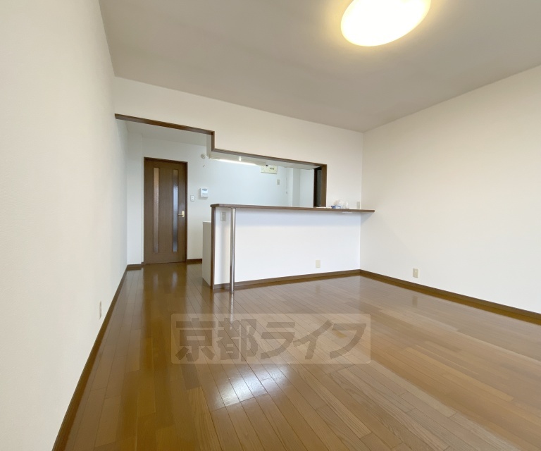 居室・リビング　北大路通り沿いの３階縦ビルの２・３Ｆのお部屋です。屋上...