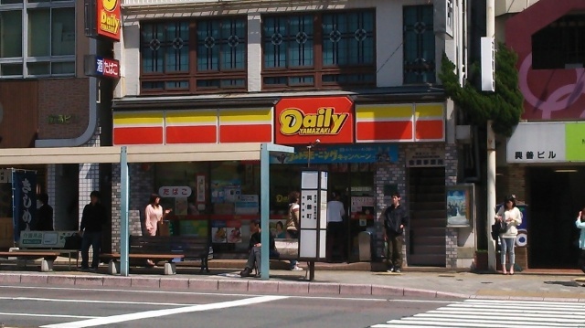 コンビニ　デイリーヤマザキ長崎興善町店（コンビニ）まで47m