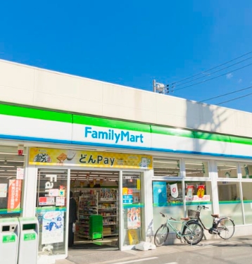 コンビニ　ファミリーマート東十条六丁目店（コンビニ）まで402m