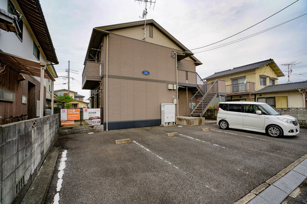 岡山市東区富士見町のアパートの建物外観
