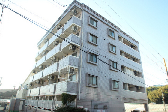 広島市佐伯区皆賀のマンションの建物外観